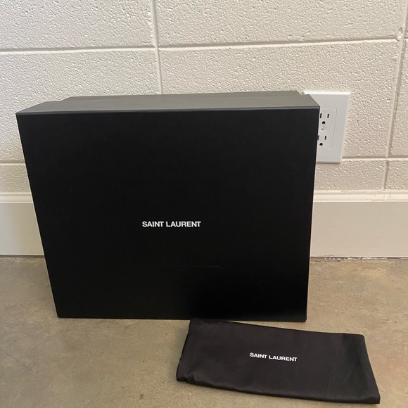 Collection of EMPTY boxes, bags, and ribbons from luxury designers. - Picture 2 of 10